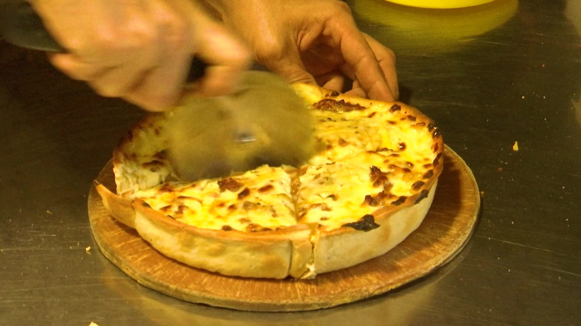 Una pizza de seis centímetros de  profundidad y un kilo de peso