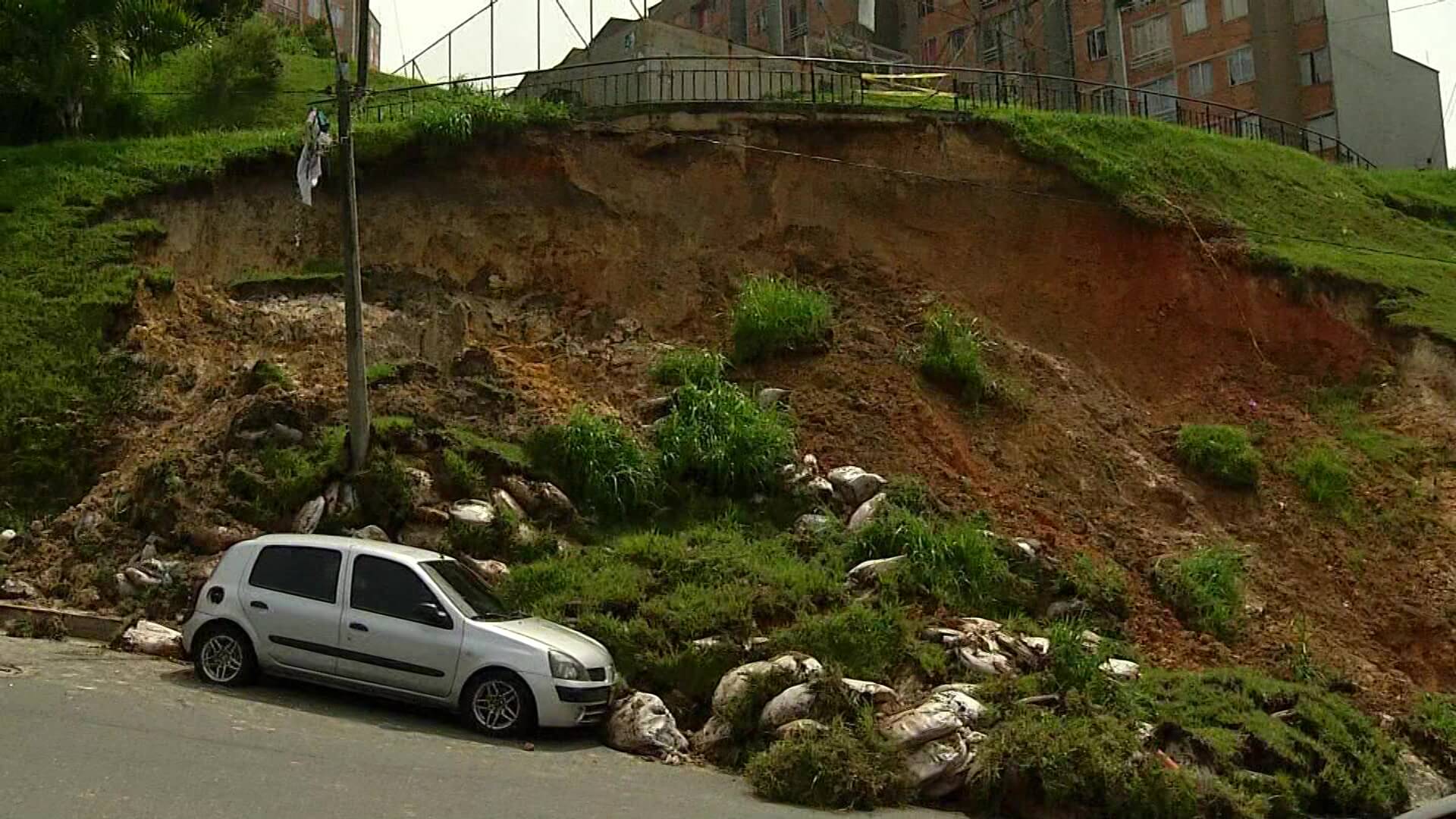 Vehículo atrapado por deslizamiento de tierra