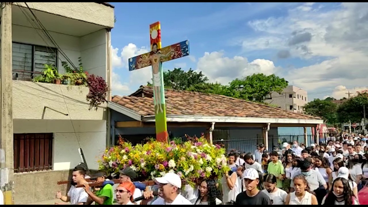 Jóvenes hacen viacrucis por la paz