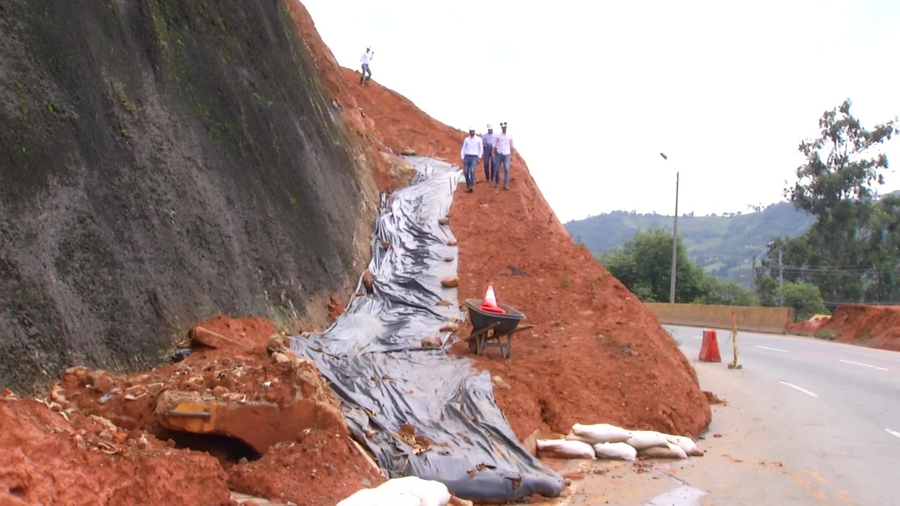 Sigue el desprendimiento de tierra en Copacabana