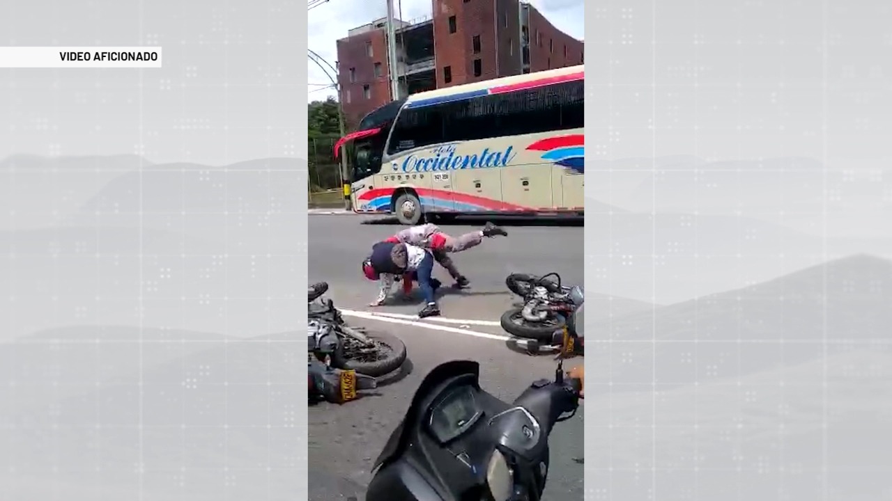 A puños y a machetes se enfrentan conductores en las vías