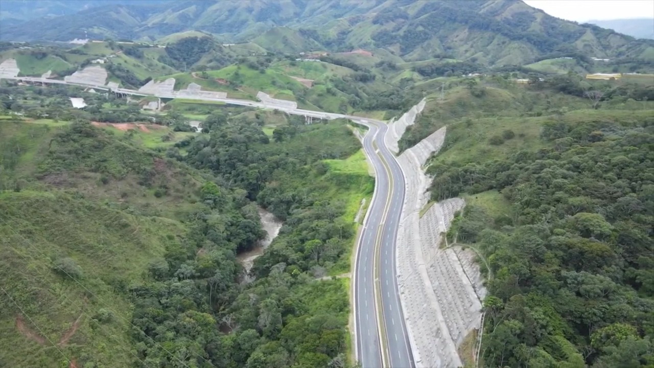 Invierten 53 billones de pesos en infraestructura vial