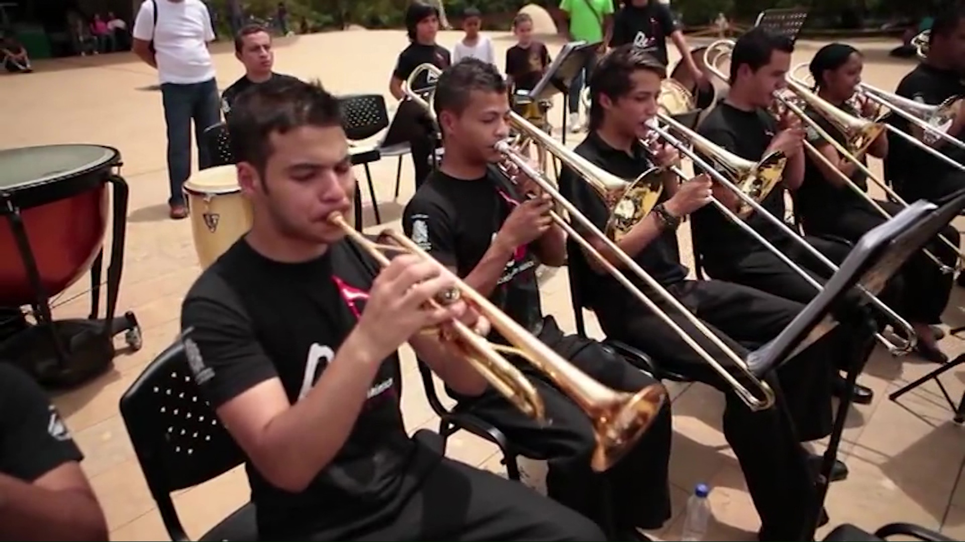 Retreta de luces con red de escuelas de música