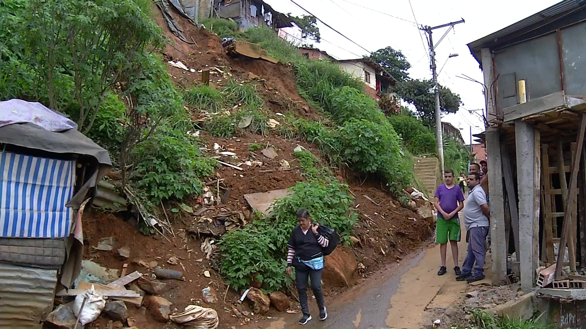 Deslizamiento afecta movilidad de 300 familias