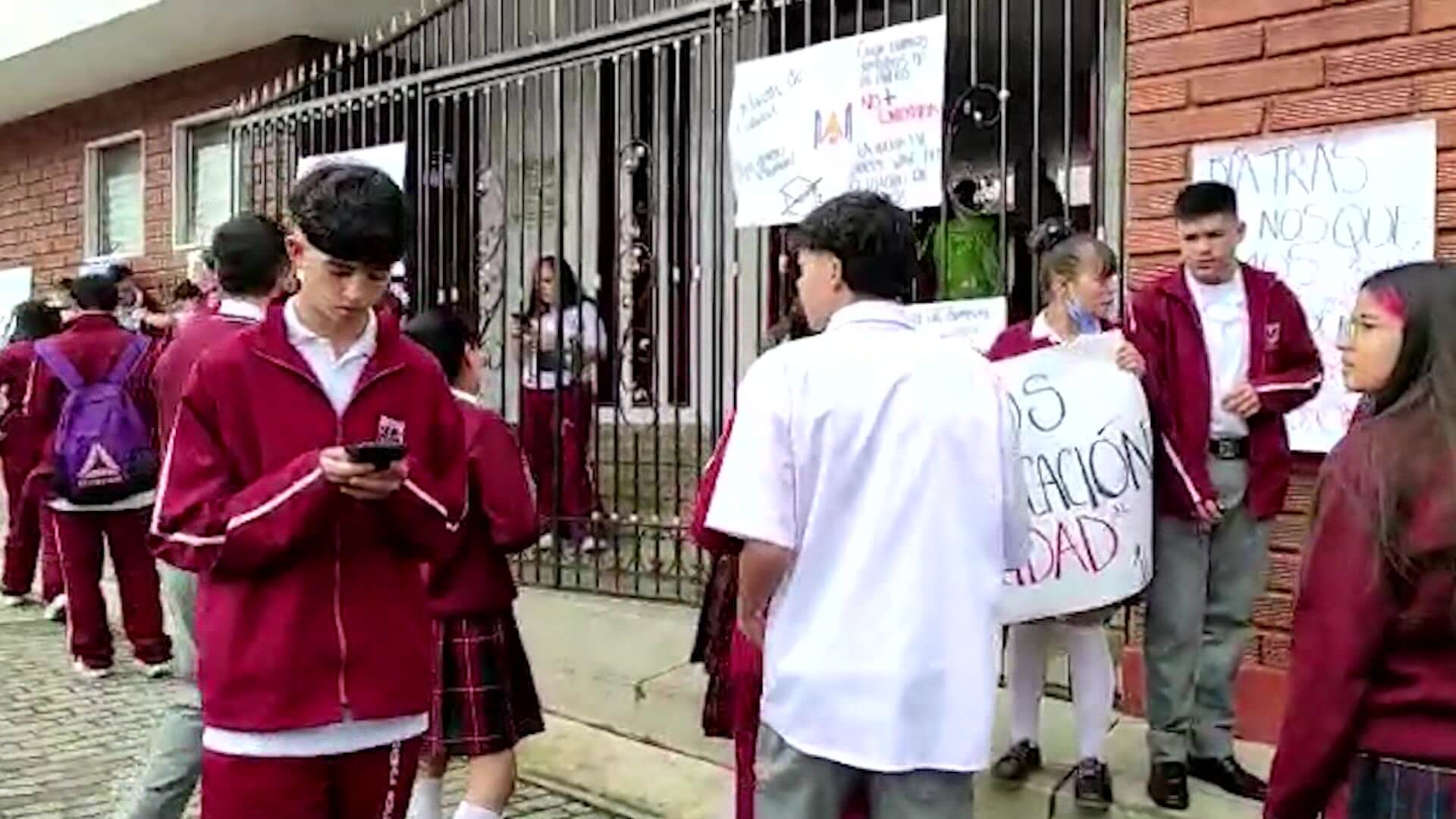 Alumnos de la escuela Normal Superior están en paro