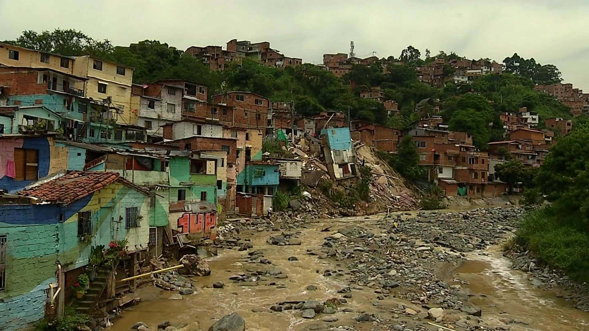 Bomberos evacuaron preventivamente a 100 personas en El Pesebre