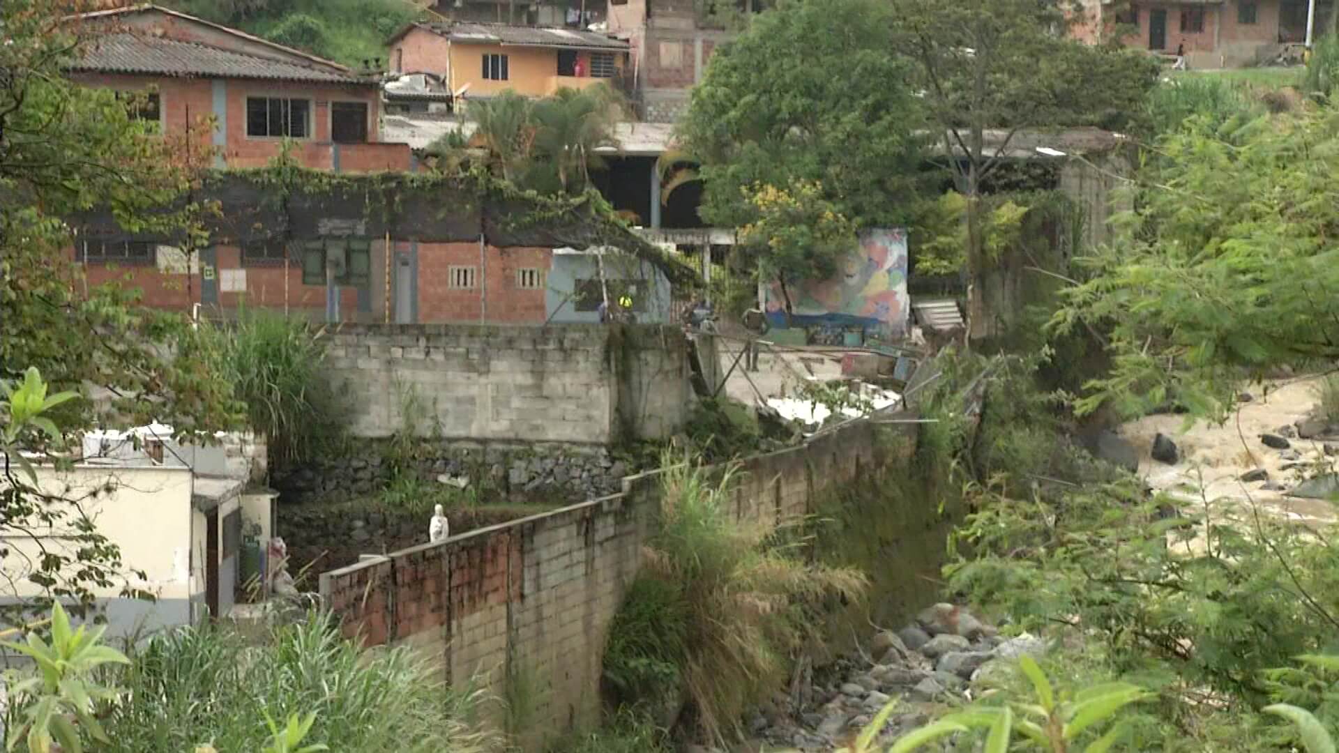 Colegios en riesgo por erosión de terreno