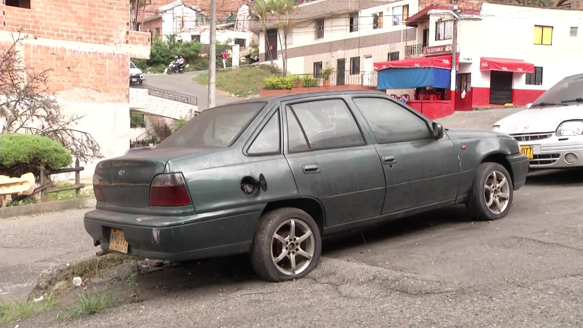 Decenas de carros abandonados en las calles