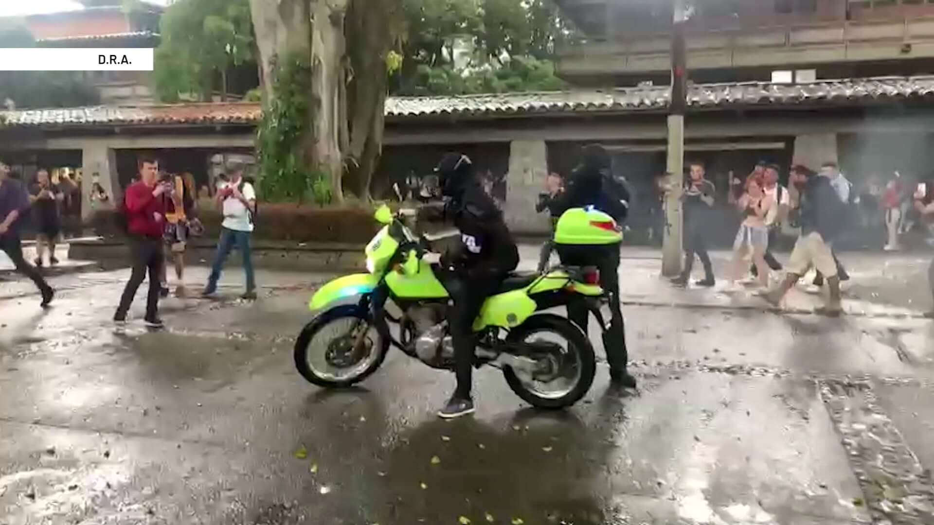 En medio de disturbios queman moto de la Policía