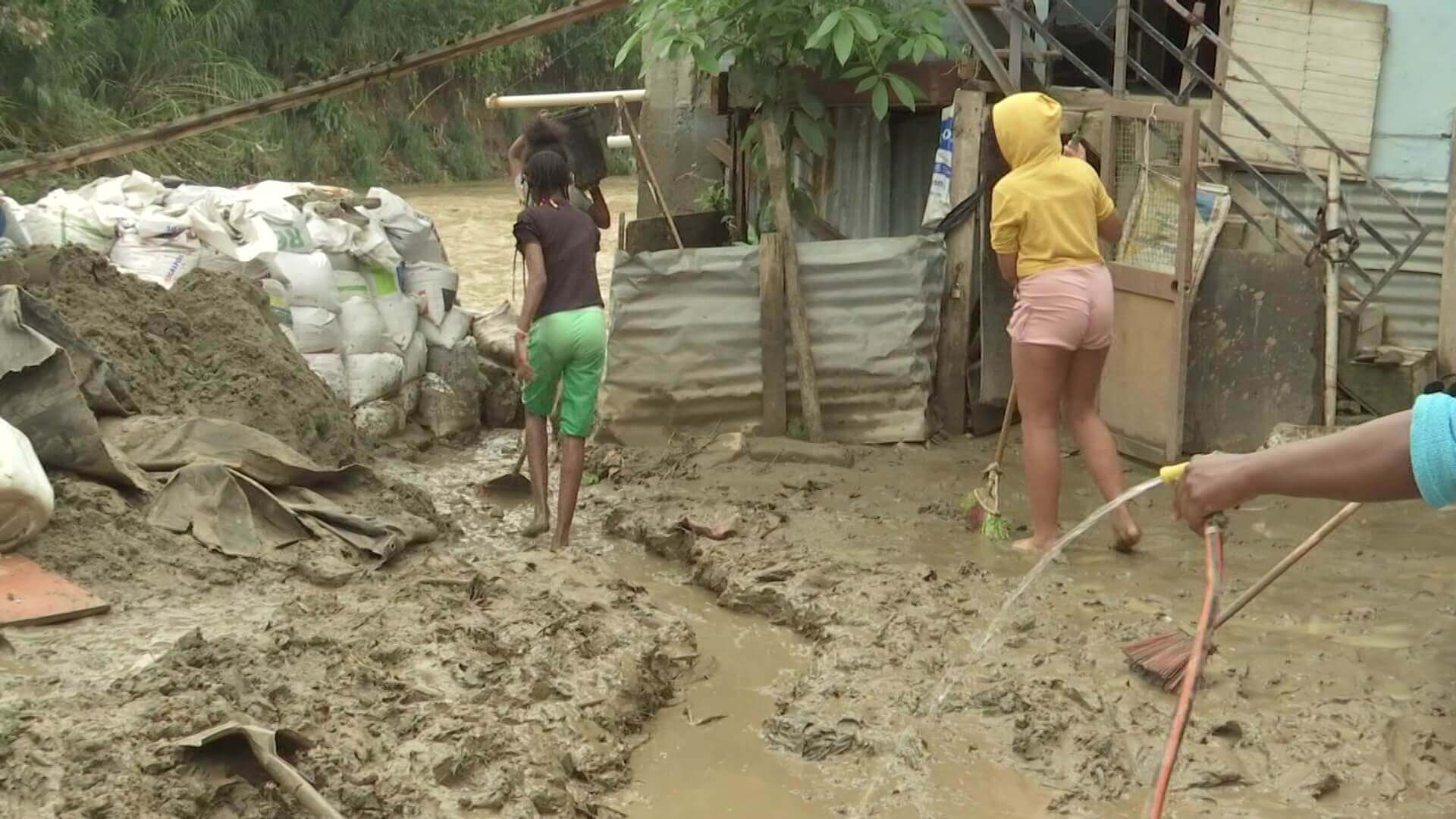 Evacúan siete viviendas tras inundación en sector Sinaí