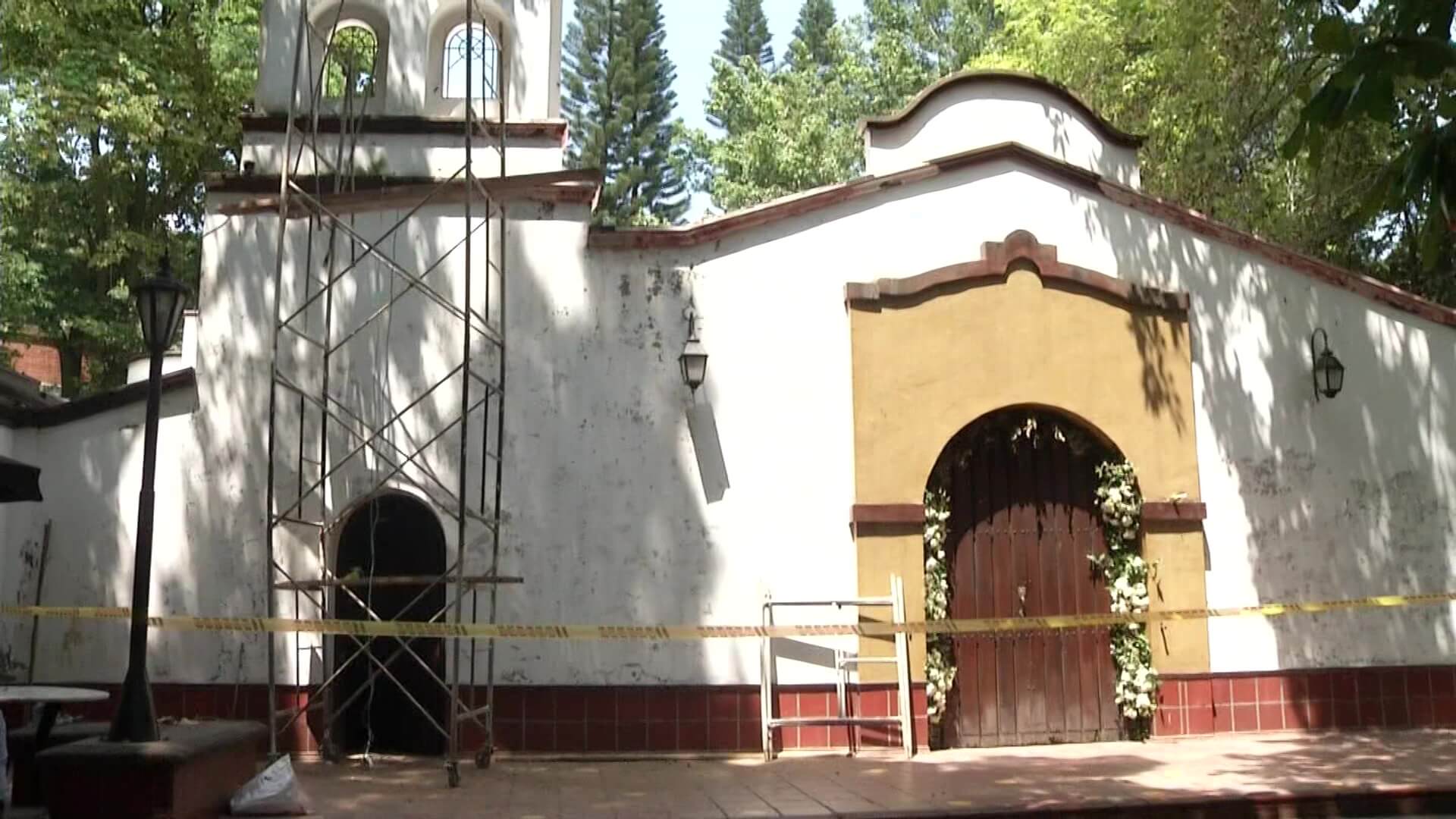 Feligreses ilesos tras caída de muro en San Anselmo