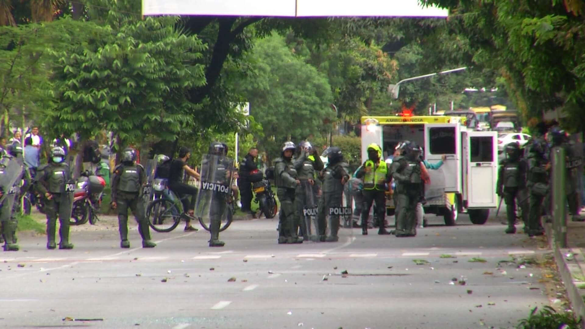 Manifestantes queman moto de la Secretaría de Movilidad