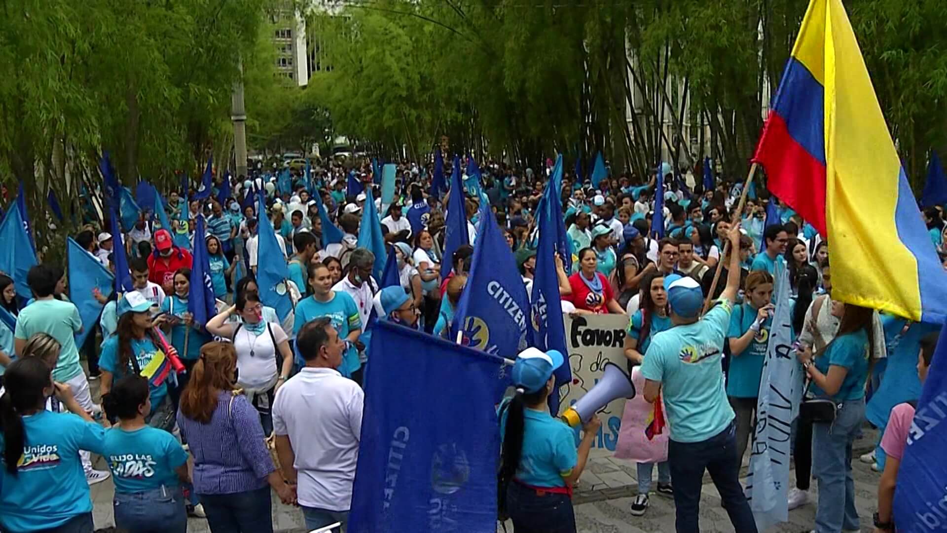 Protesta contra el aborto por las calles de Medellín