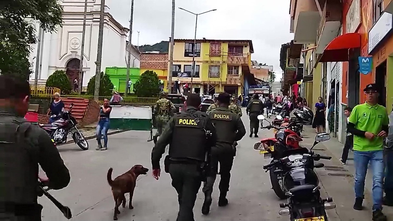 Cuatro policías heridos por explosión de un artefacto