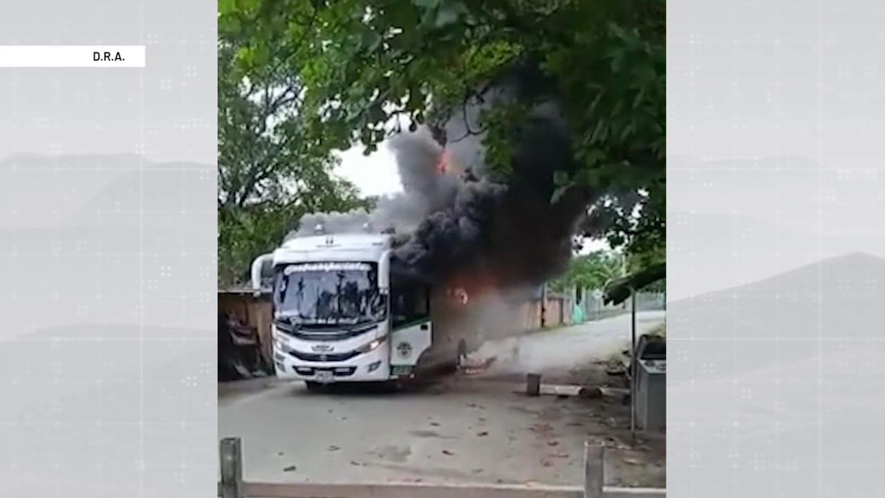 A adultos mayores les quemaron bus donde viajaban