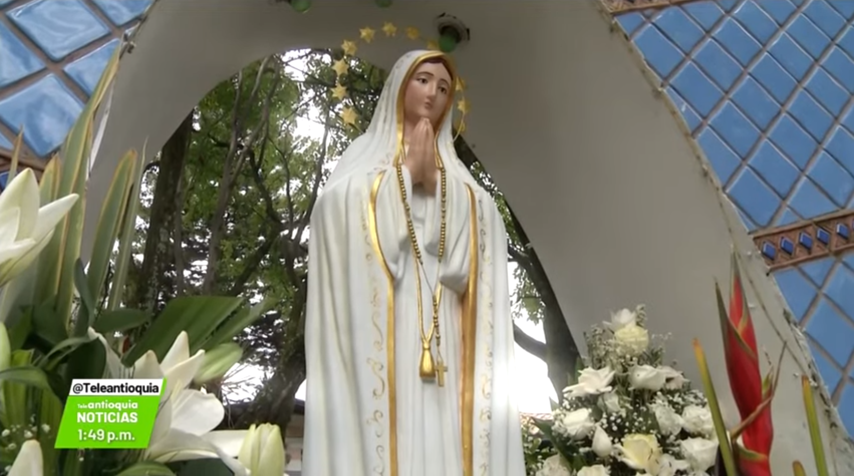 Creyentes agradecen a la virgen de Fátima