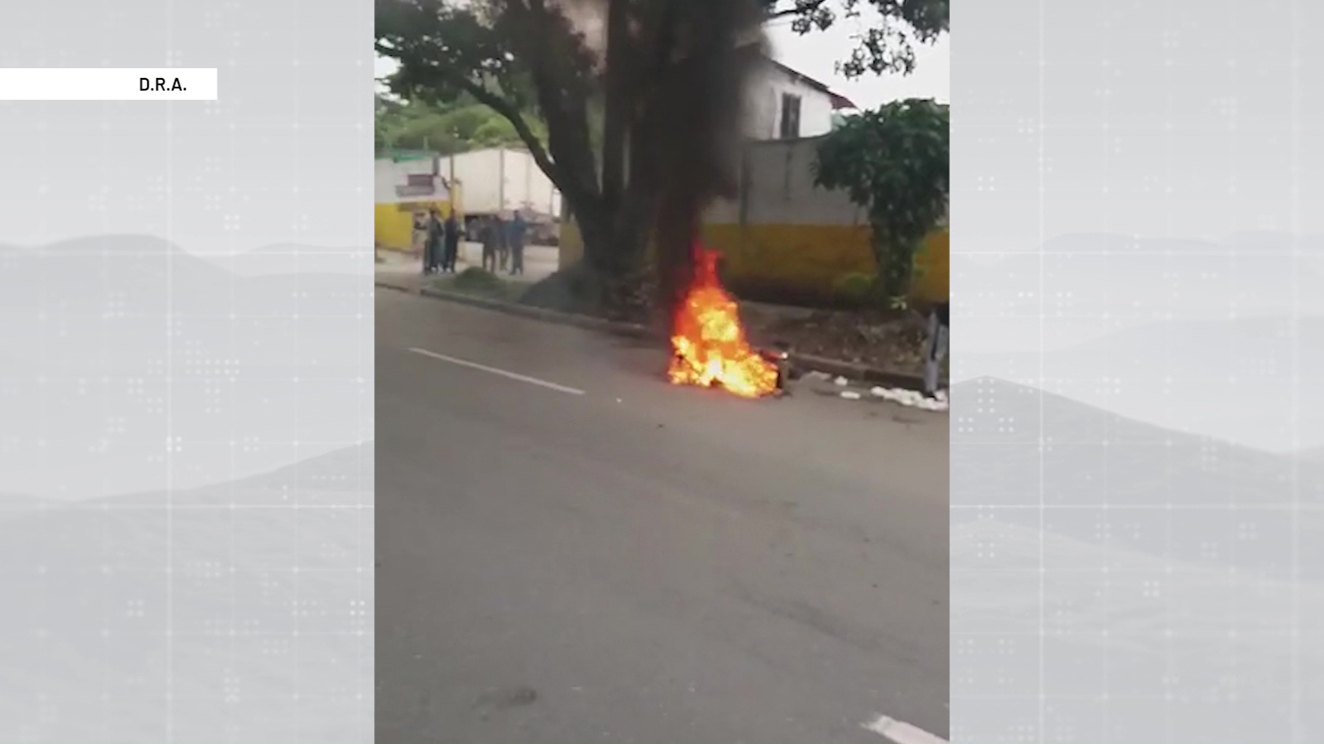 Quemó su moto al no portar papeles