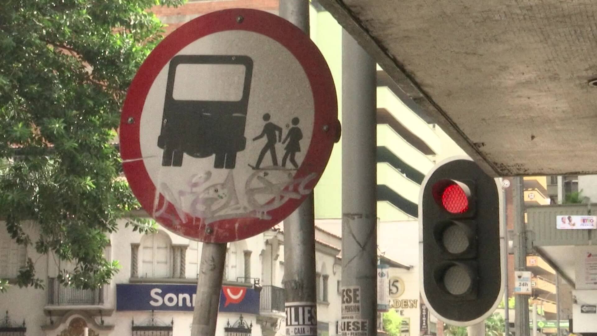 Conductores se quejan de semáforos del Centro