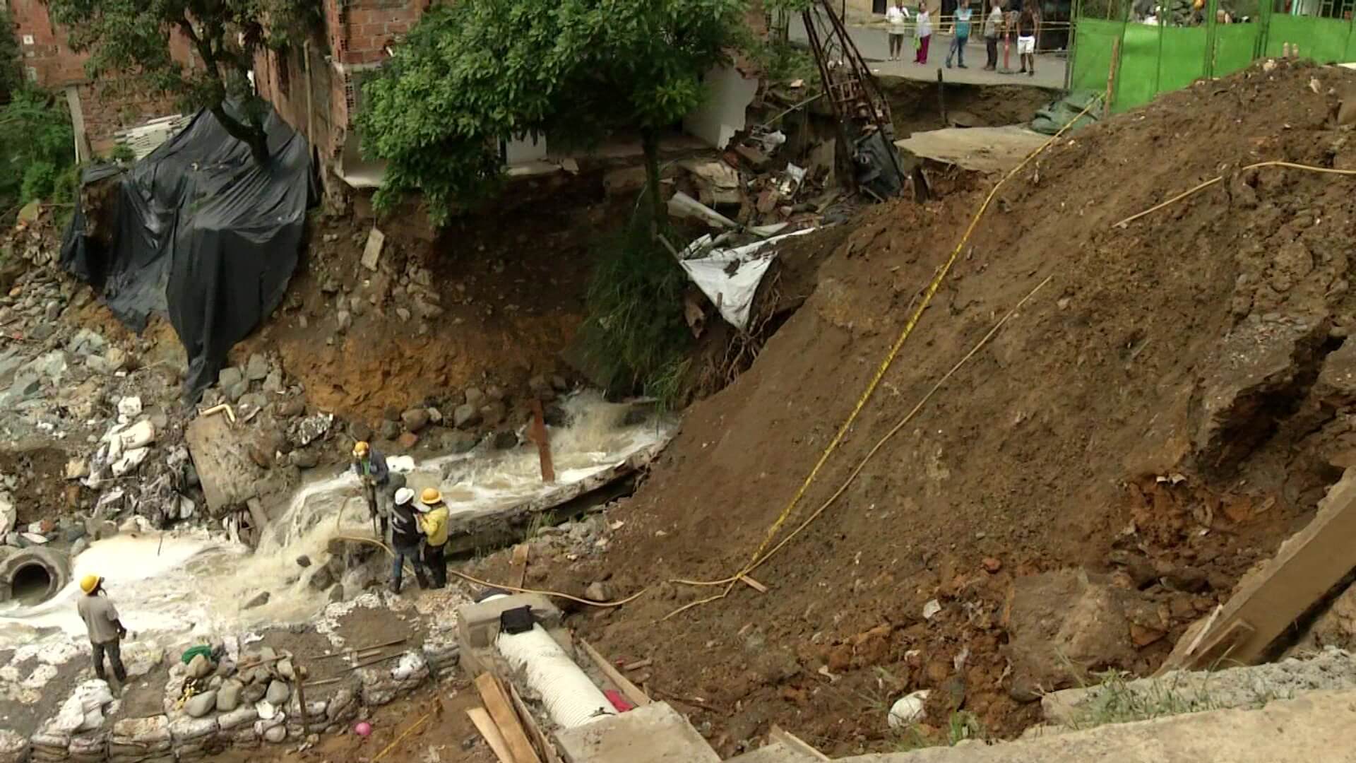 Creciente súbita destruyó una casa y parte de la vía en Santander