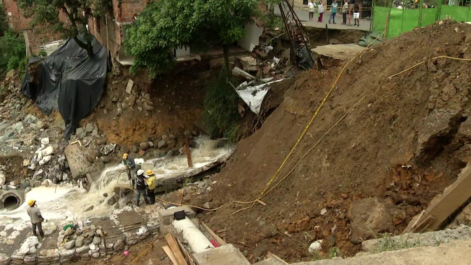 Creciente súbita destruyó una casa y parte de la vía en Santander