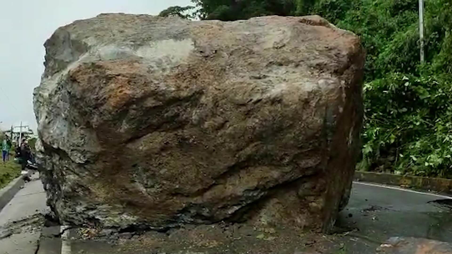 Enorme roca impide el paso en la vía a la Costa