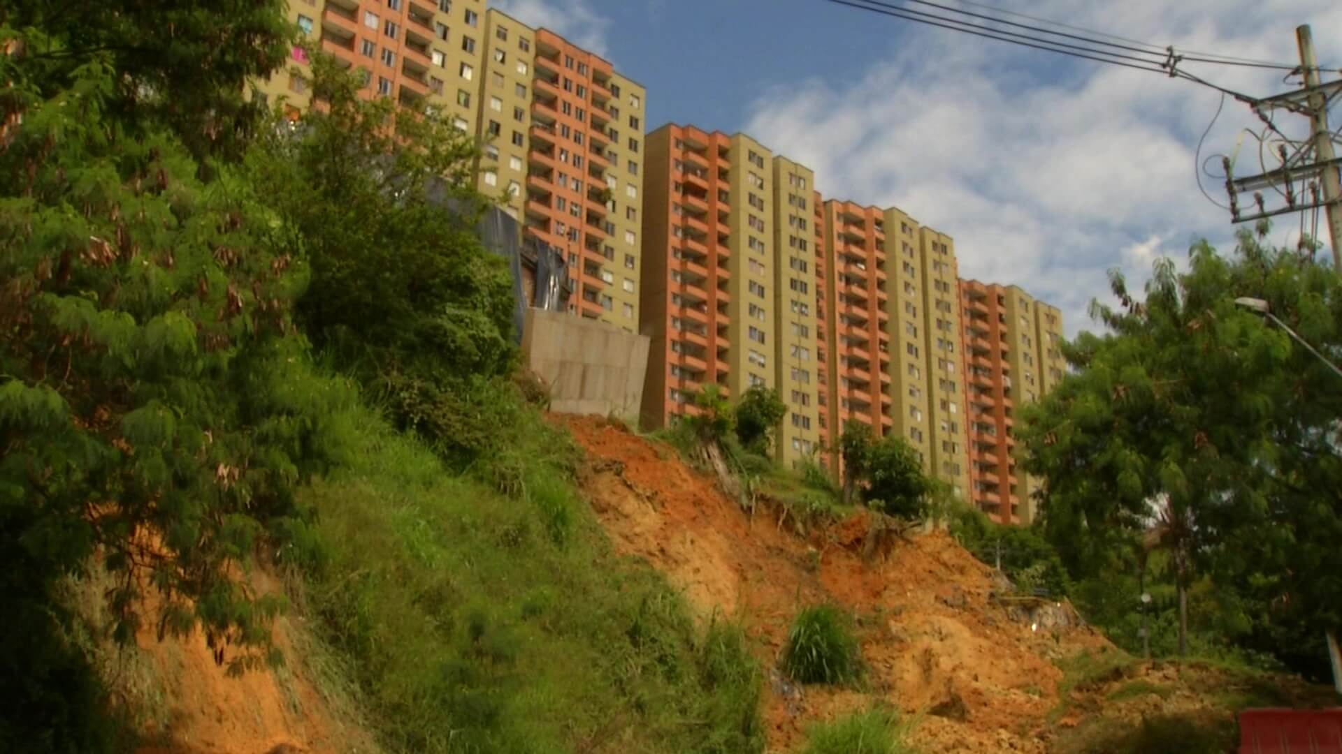 Evacuación voluntaria en torre de apartamentos en Rodeo Alto