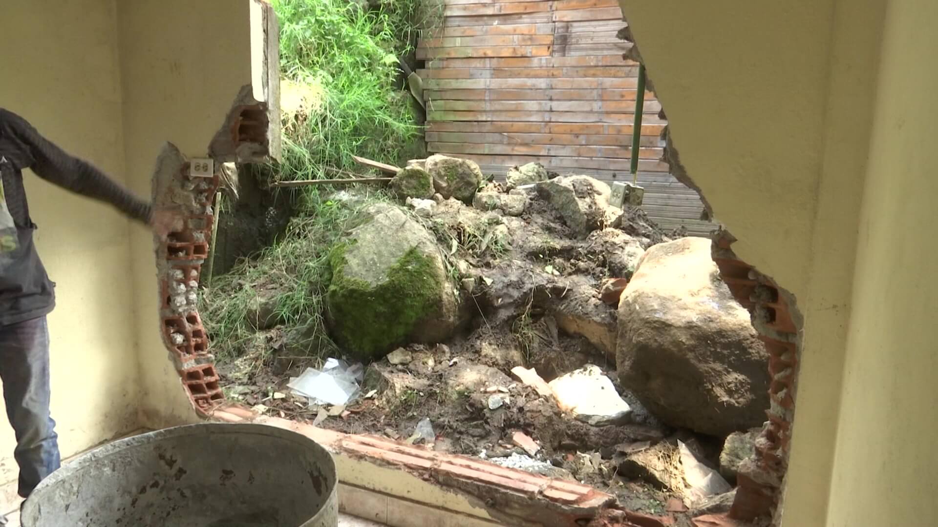 Roca se desprendió y dañó una casa en Bello