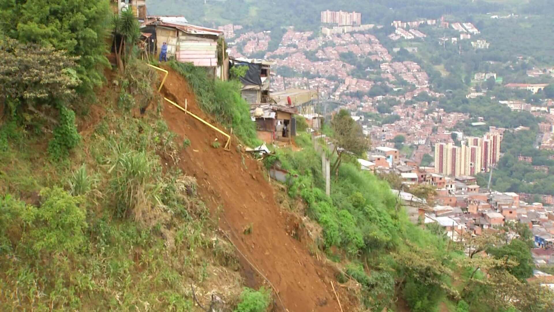 Tres viviendas colapsadas y 12 en riesgo en Llanaditas