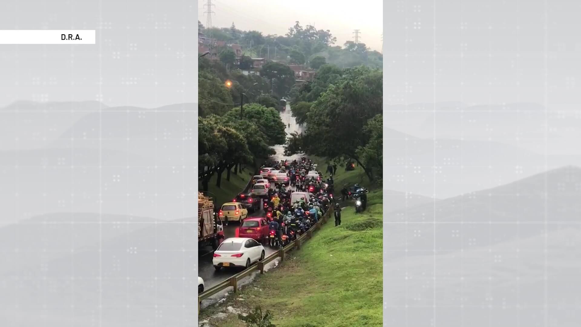 Vías inundadas por aguacero de la tarde