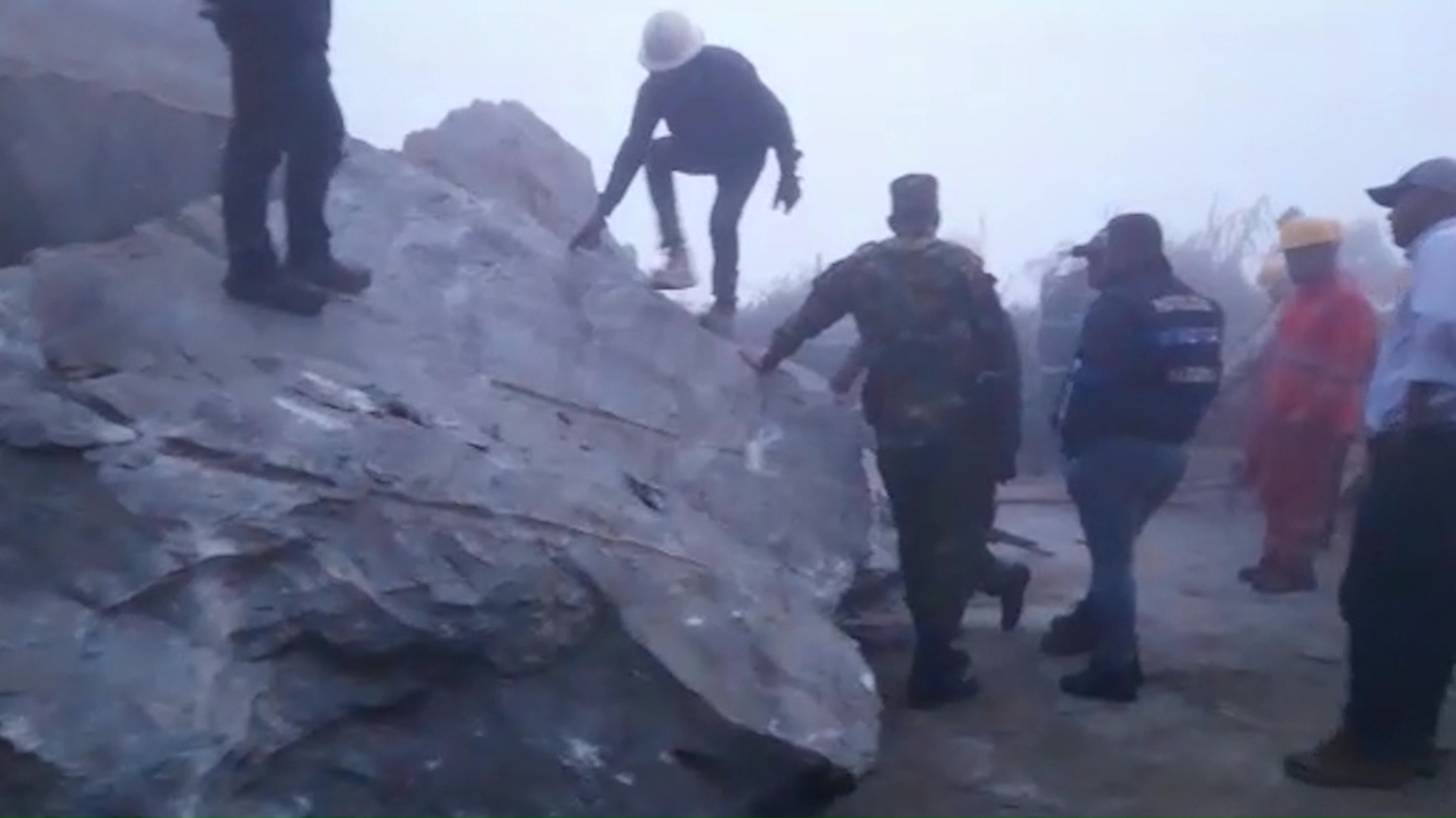 Destruyen roca que impedía paso en vía a la costa