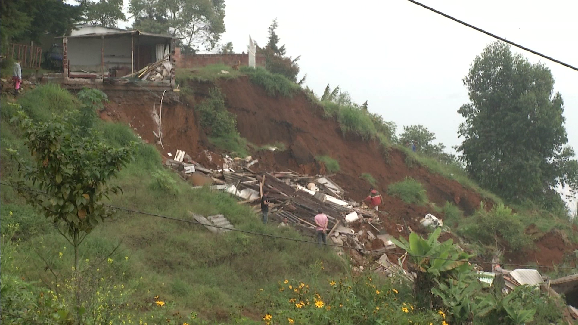 Nueve viviendas afectadas por deslizamiento