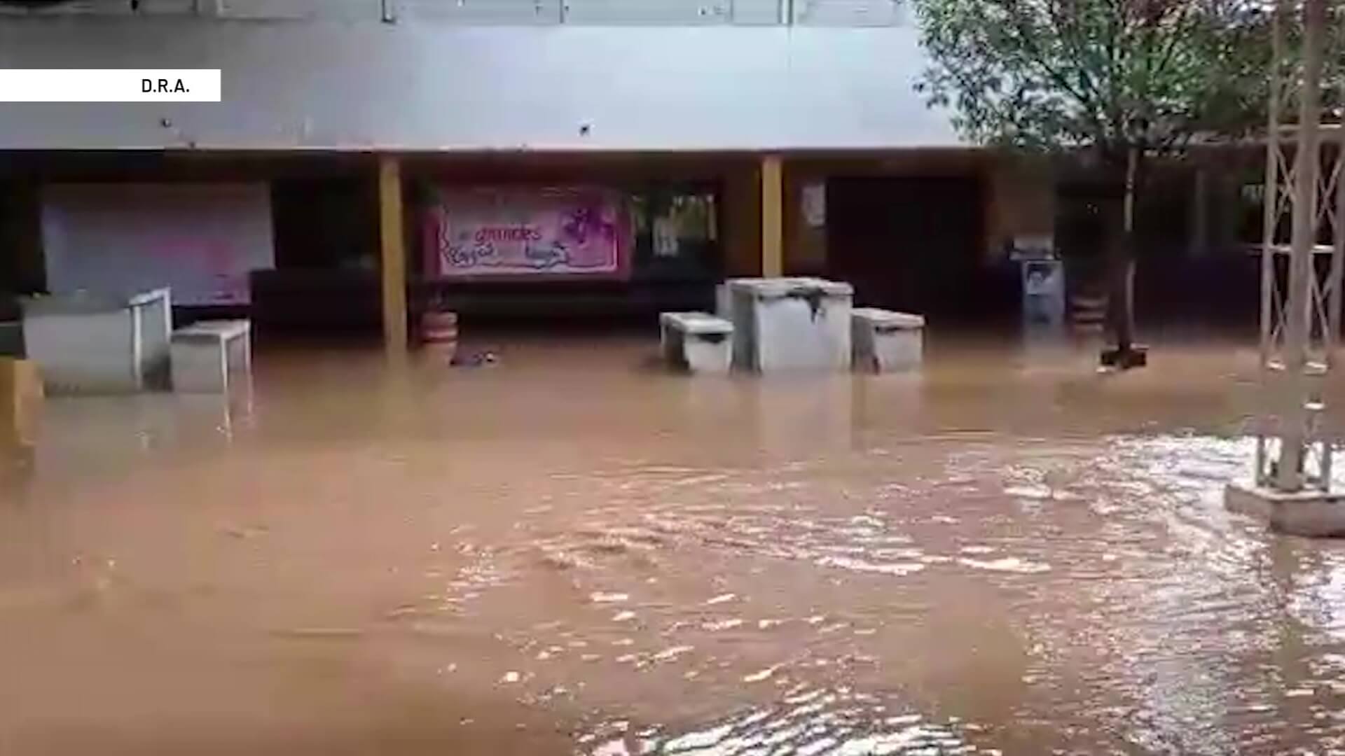 Colegio y barrio, de nuevo inundados en El Bagre