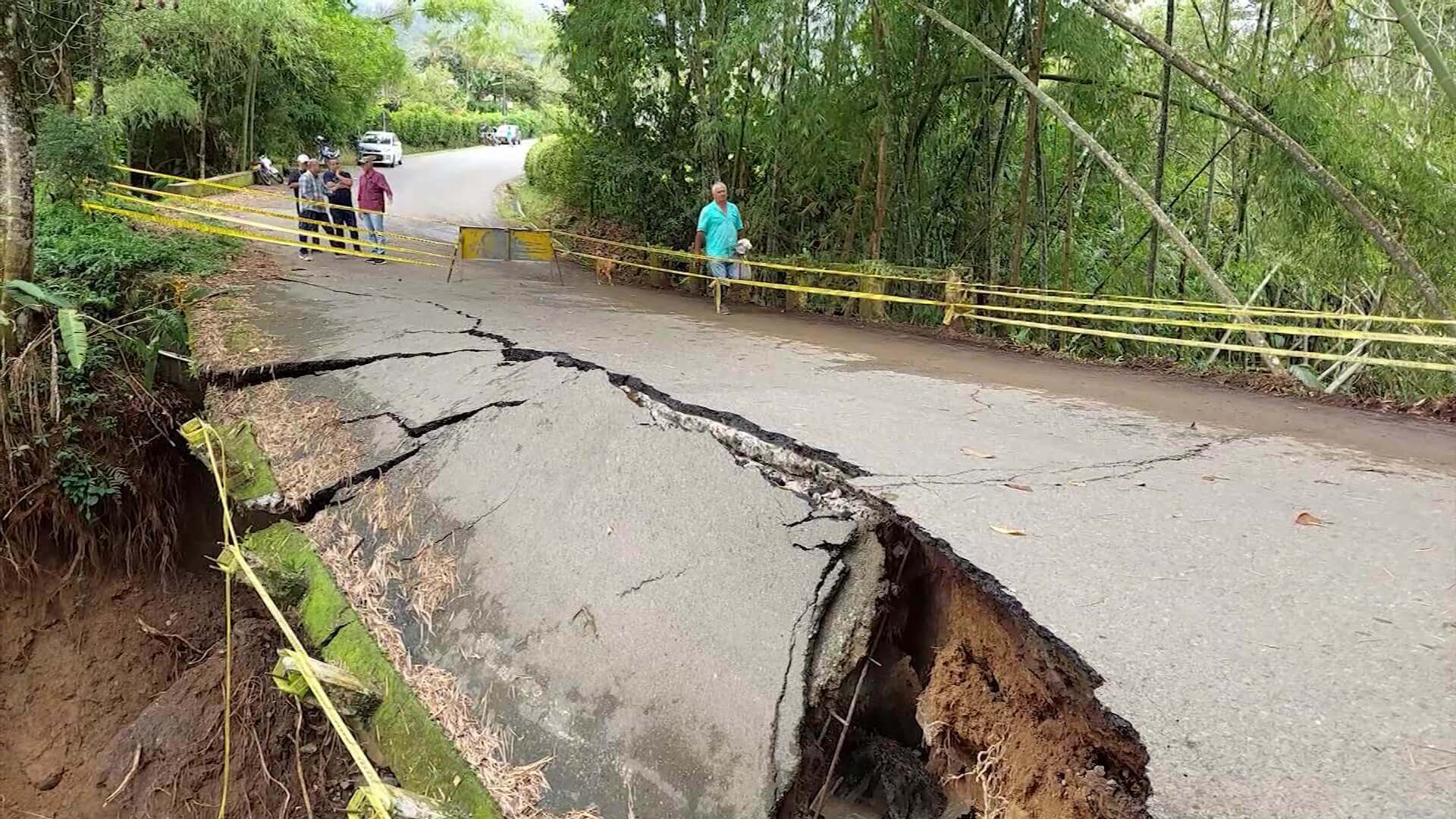 Creciente socavó puente en vía a Palermo