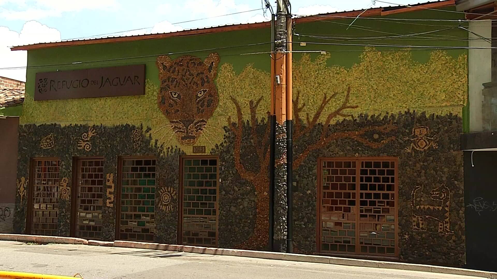 Mural con piedras del refugio de Río Claro