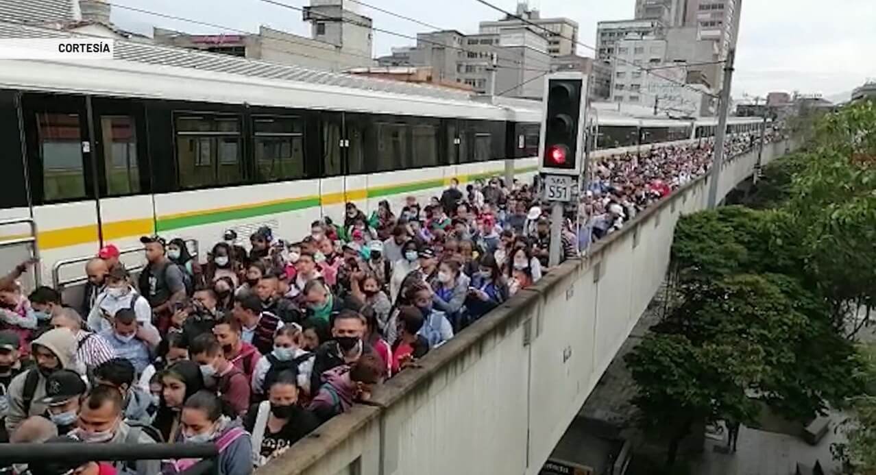 Usuarios en vía férrea retrasaron el Metro
