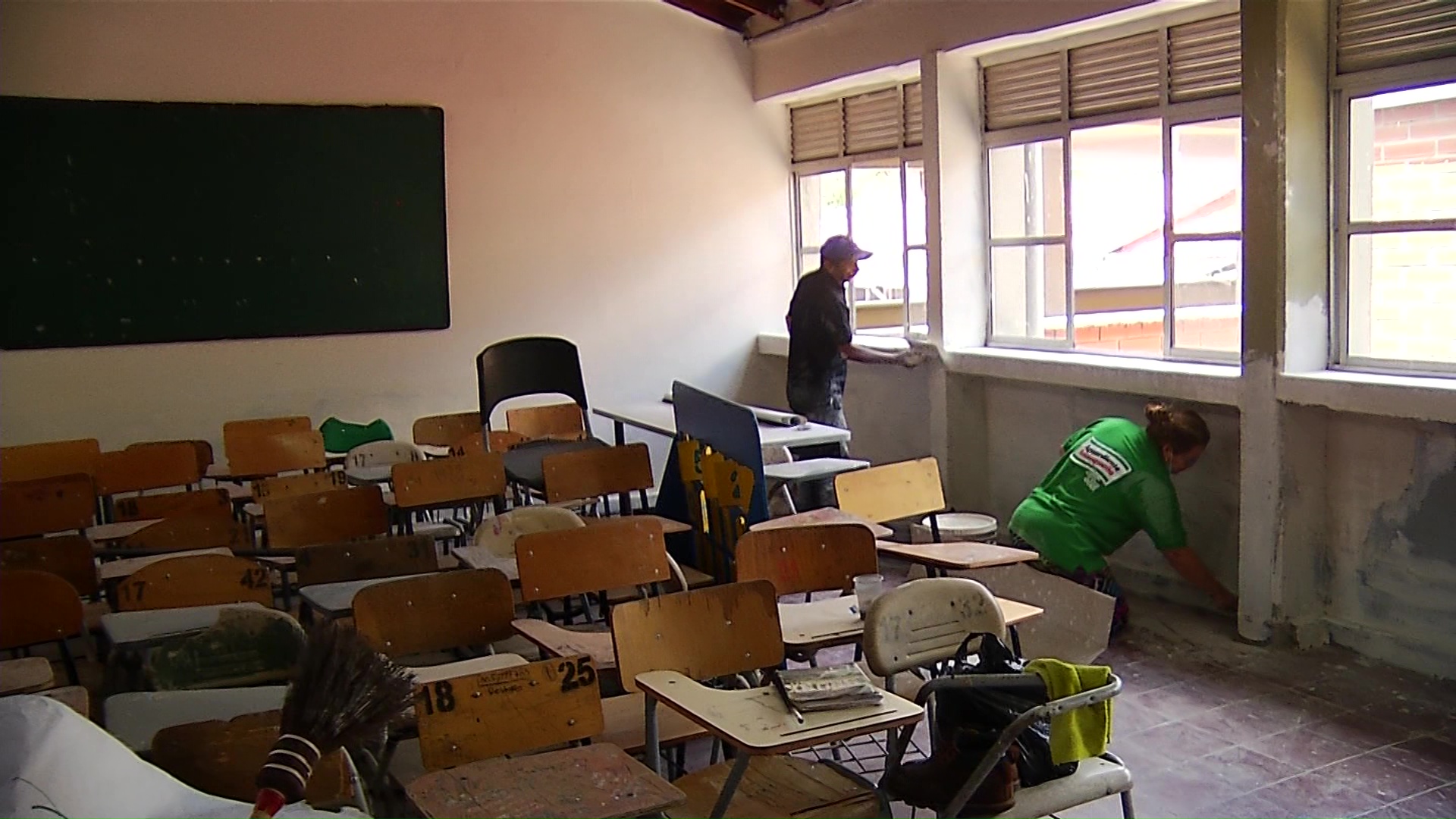 Madres de familia reparan daños en colegio