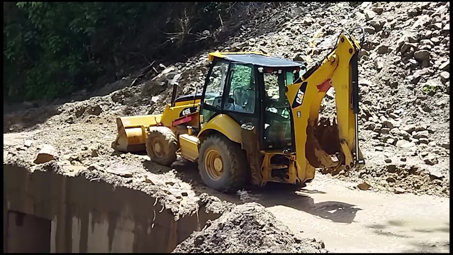 17 Derrumbes en vía a San Andrés de Cuerquia