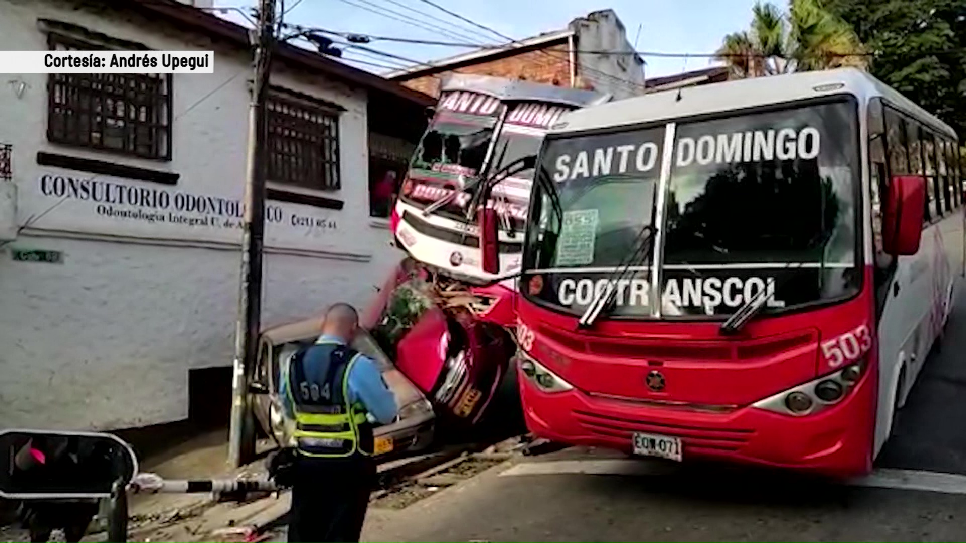 Bus se queda sin frenos y choca varios carros