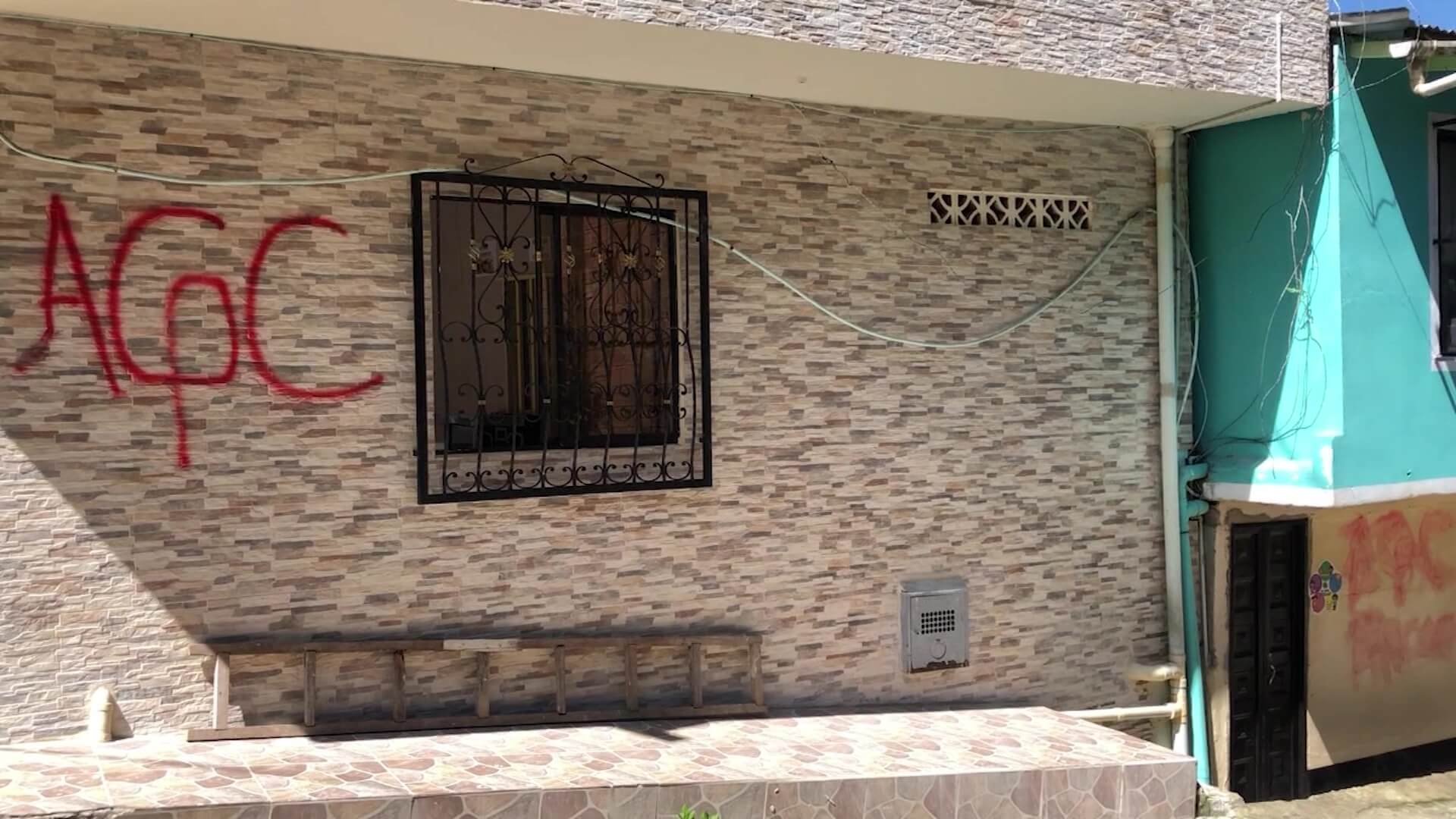 Banda criminal pintó grafitis en casas de Santo Domingo