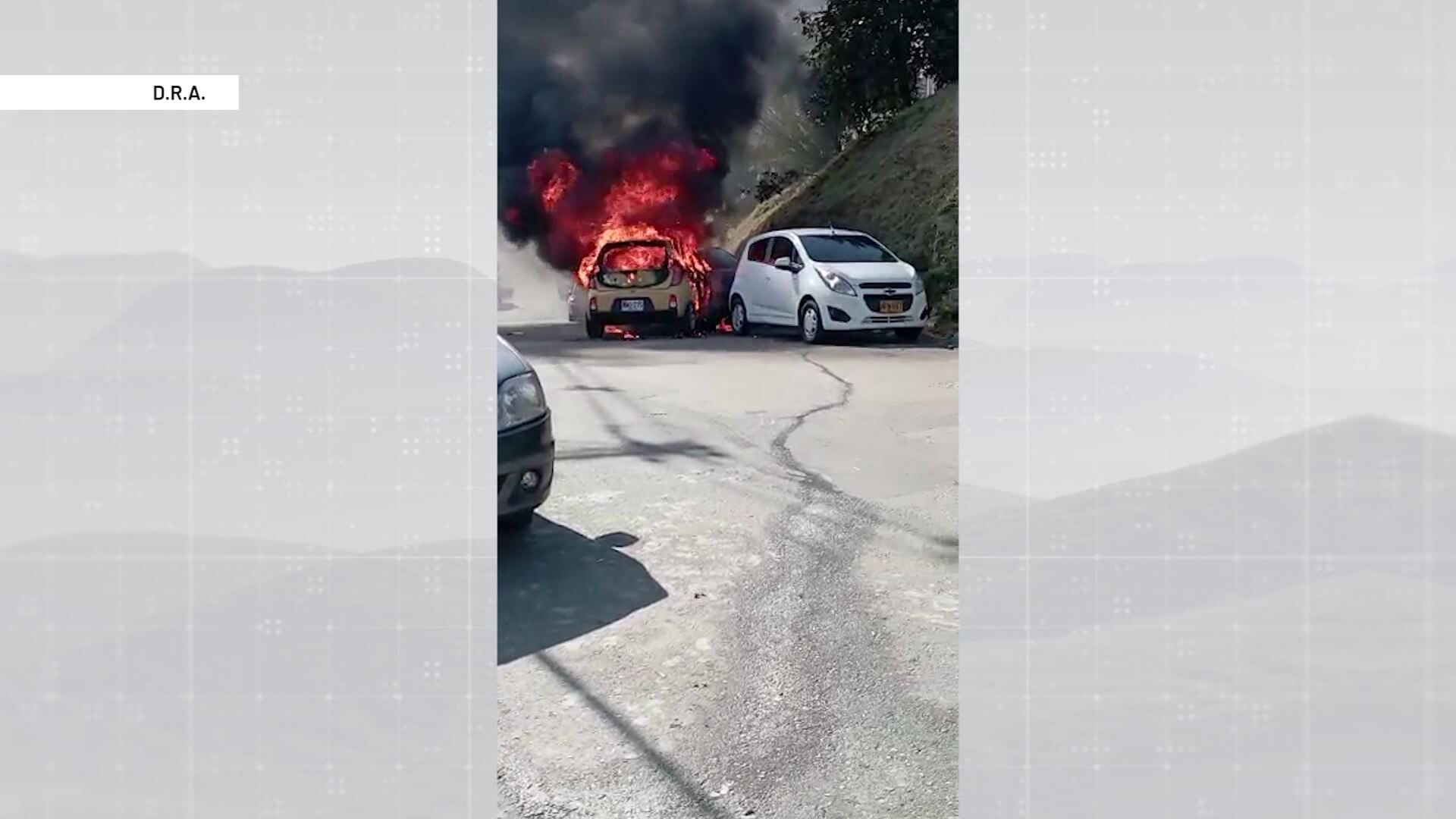 Cuatro vehículos incendiados tras accidente