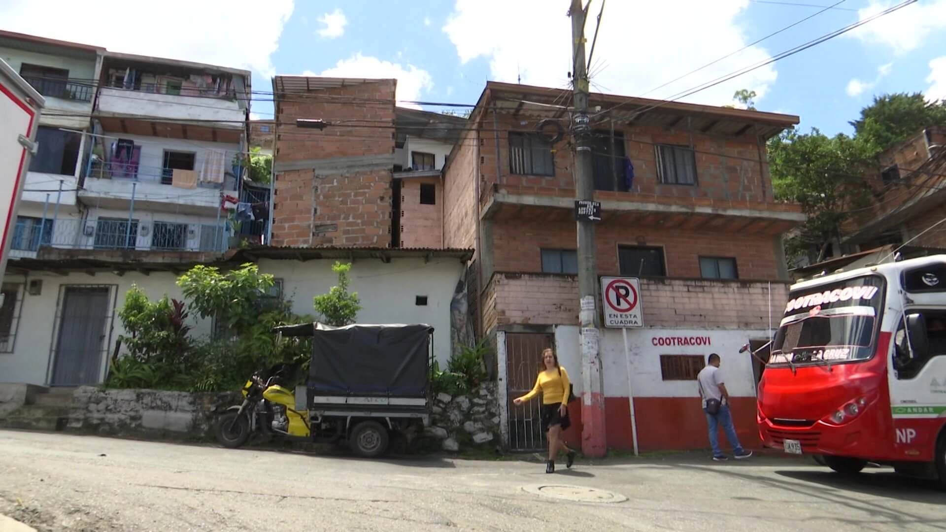 Dos hombres se enfrentaron a bala al interior de un bus