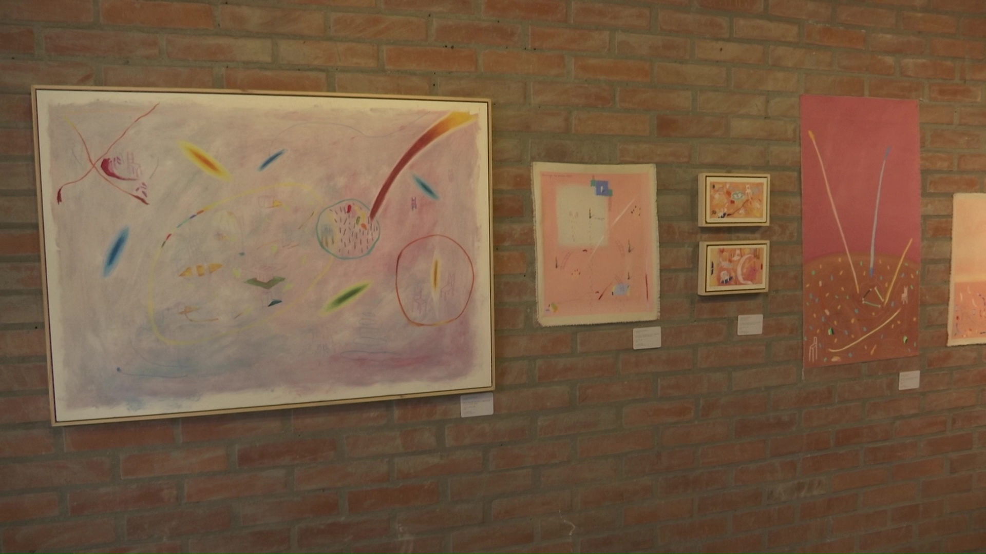 Exposición de pinturas con crayones