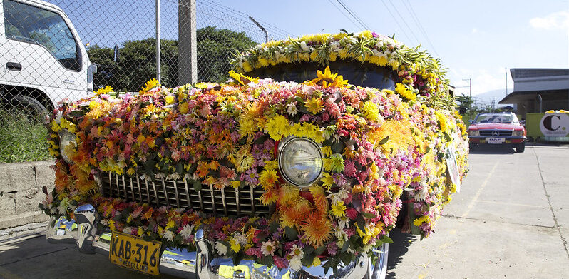 Medellín se engalana con el Desfile de Autos Clásicos y Antiguos