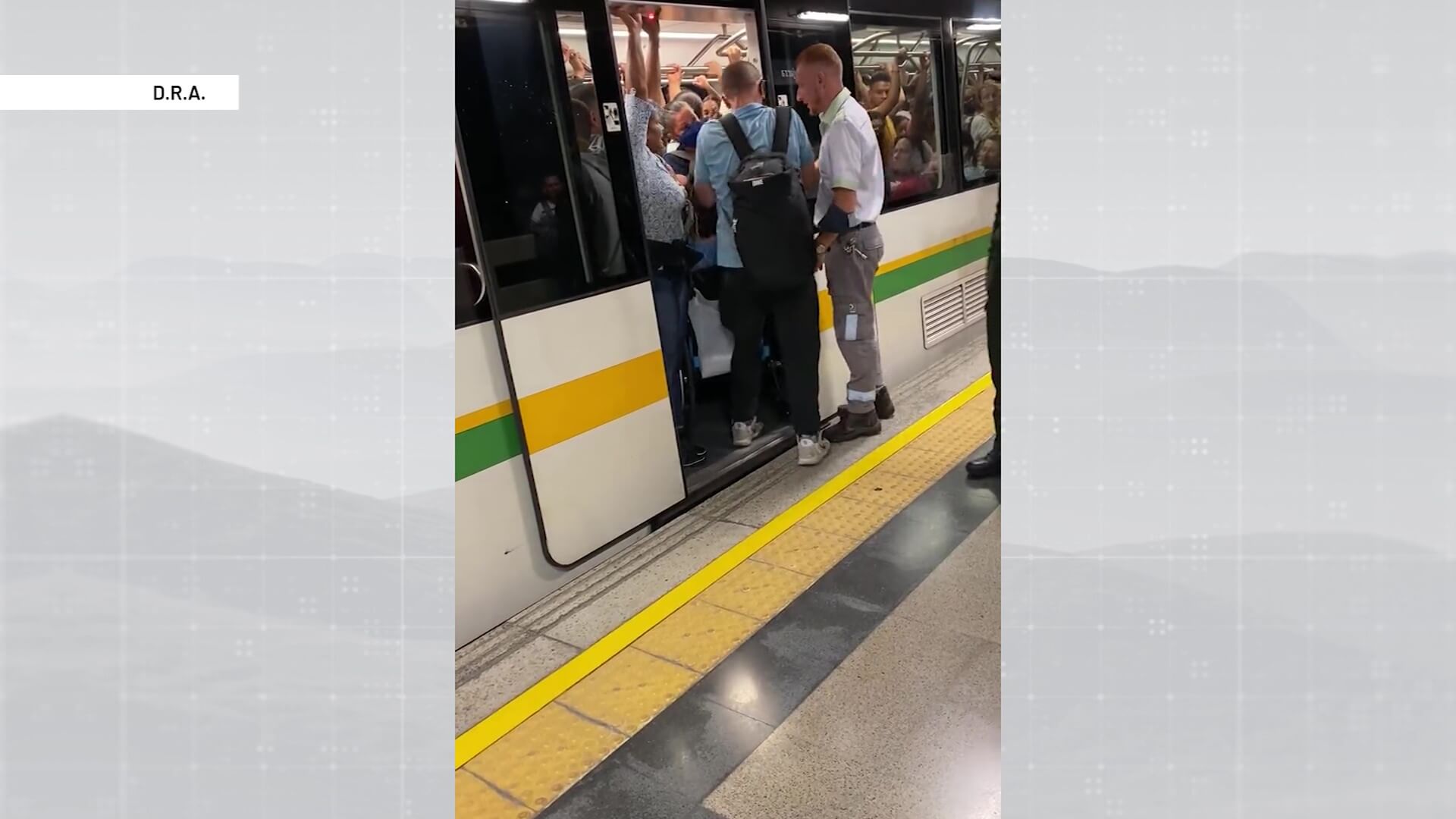 Apuros de discapacitado para entrar al Metro