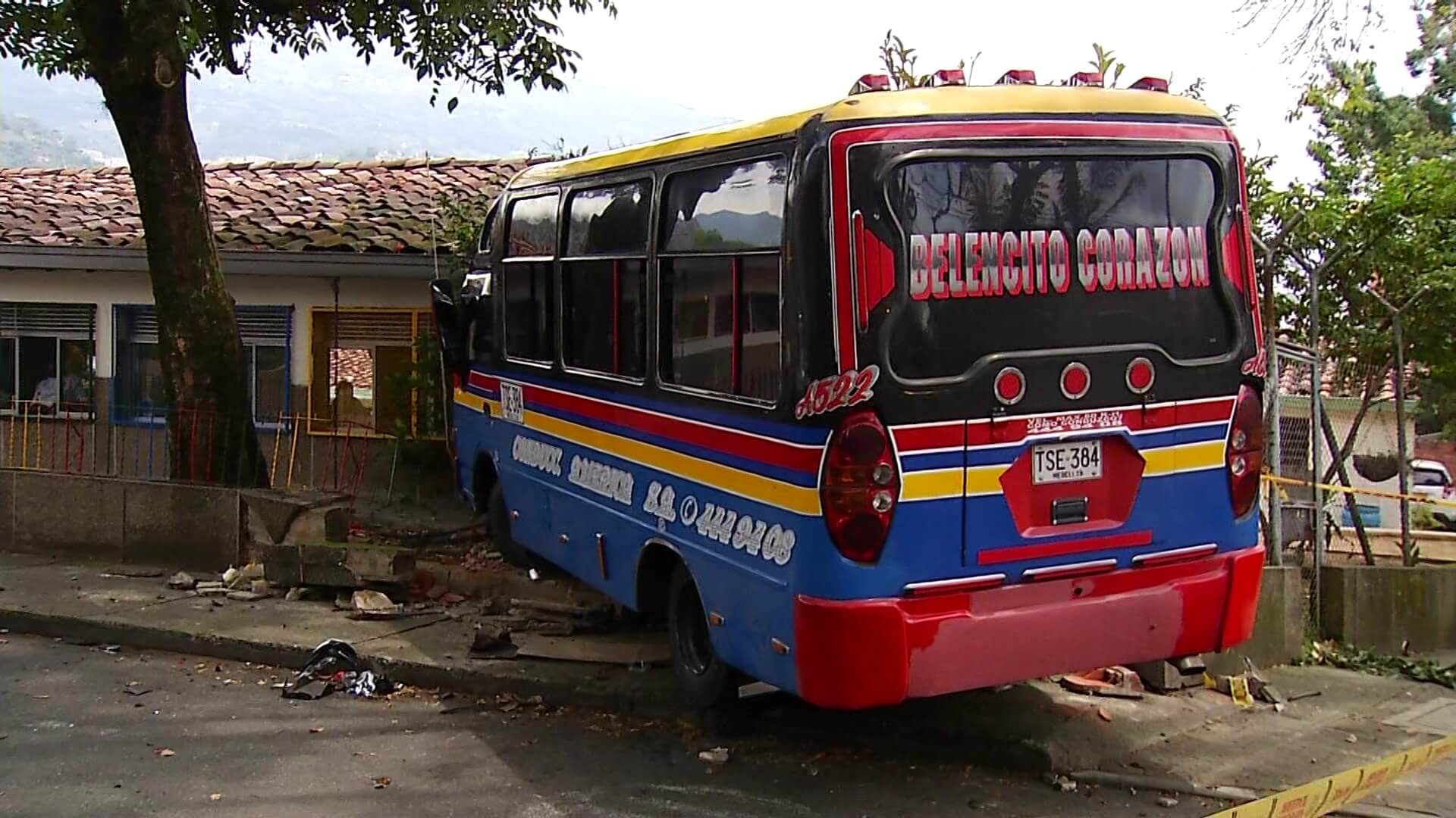 Bus se fue contra colegio Cristóbal Colón