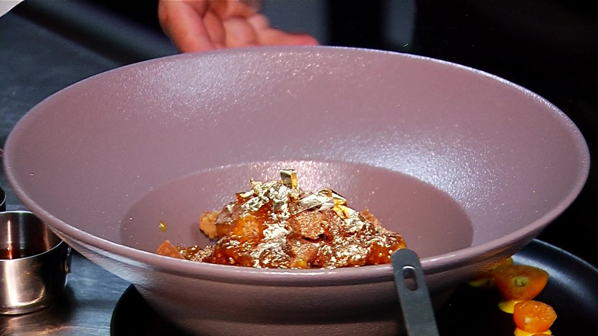 Chicharrón con láminas de oro y frutas