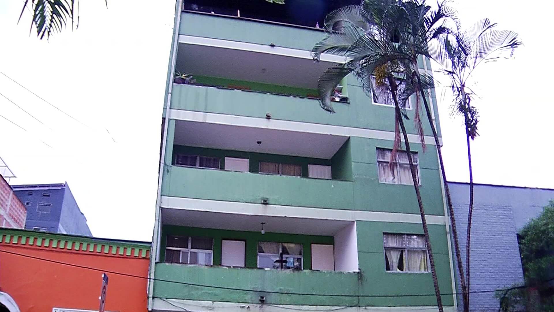 Edificio de cinco pisos en riesgo de colapso