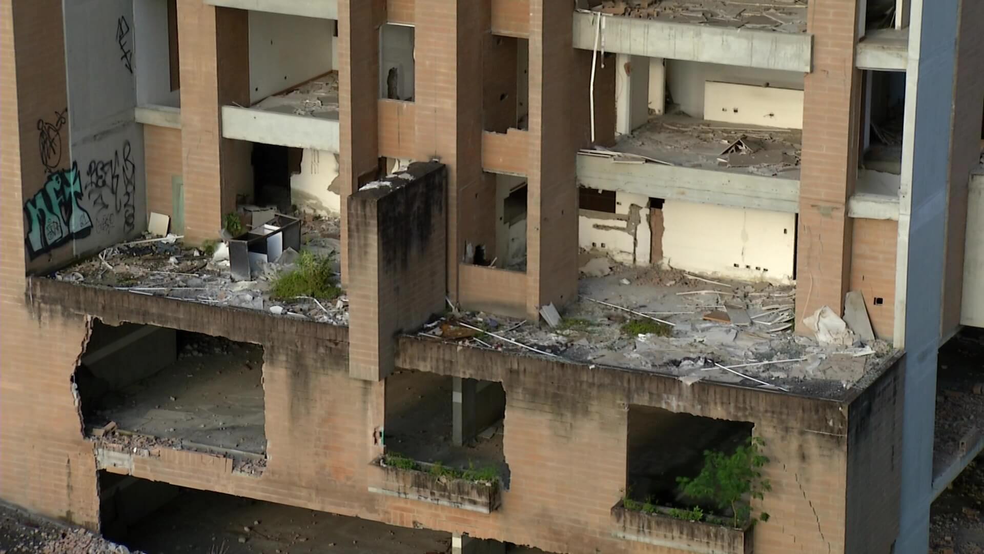 Estudiarán situación de diez edificios ‘enfermos’