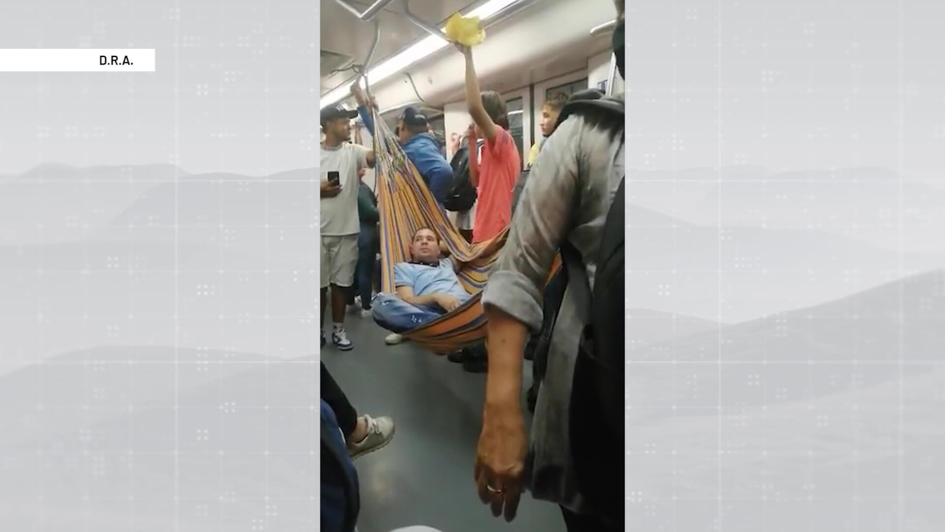 Hombre colgó su hamaca en el Metro