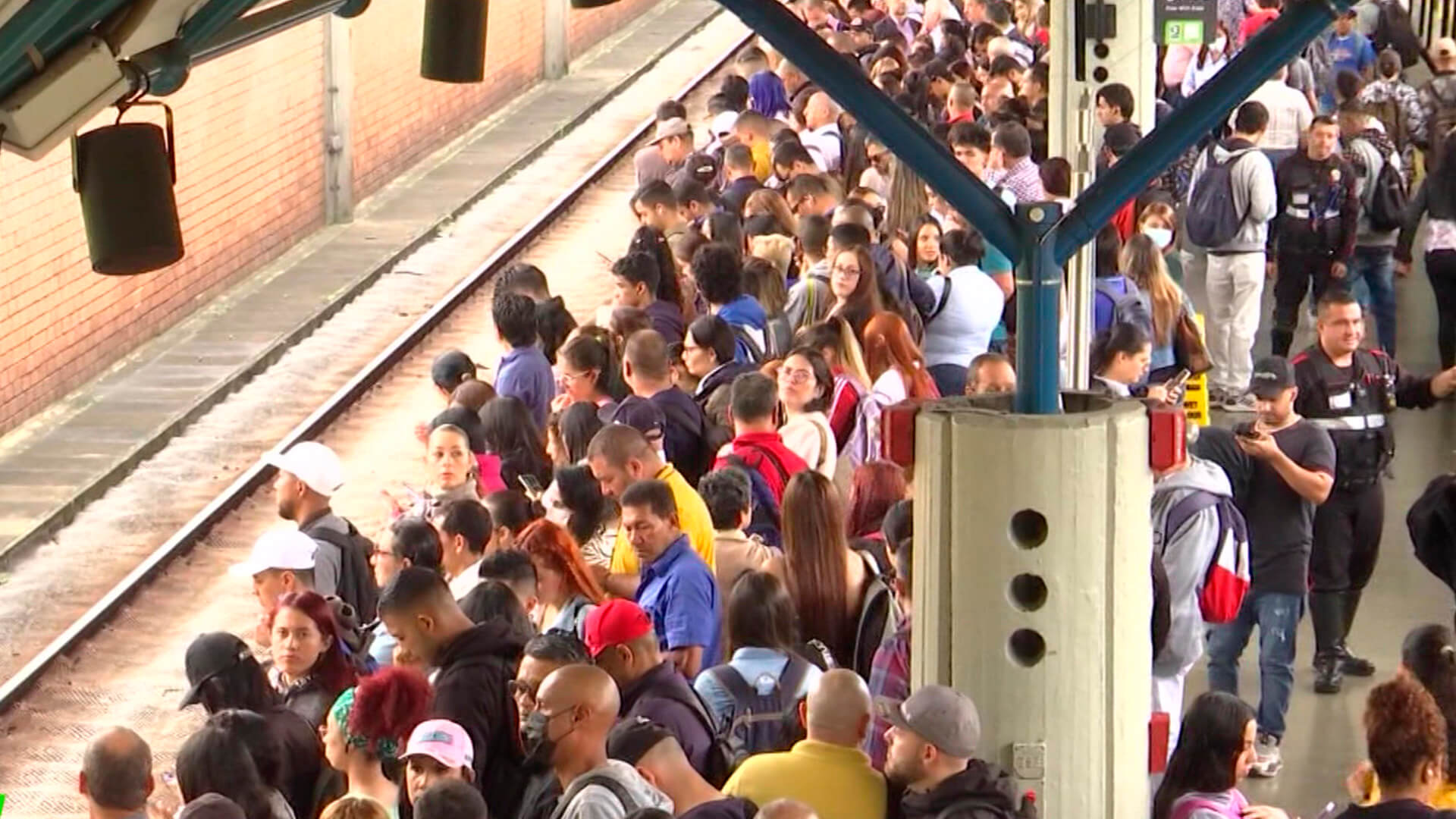 Inundación afectó cuarto técnico del Metro